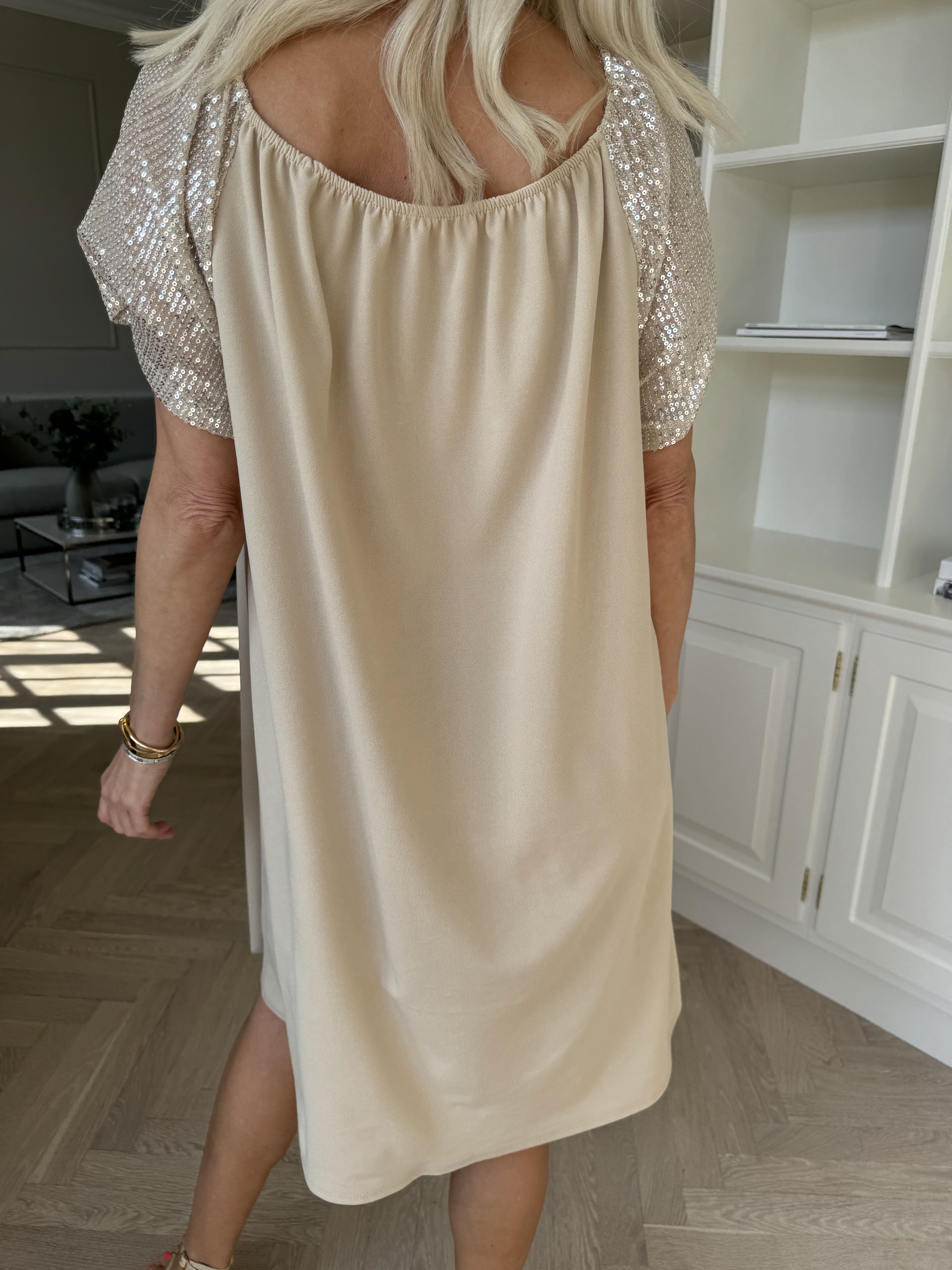 Kim - Söt elastisk klänning med paljettärmar